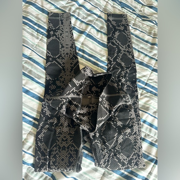 LULULEMON Snakeskin Print Leggings - Picture 10 of 10